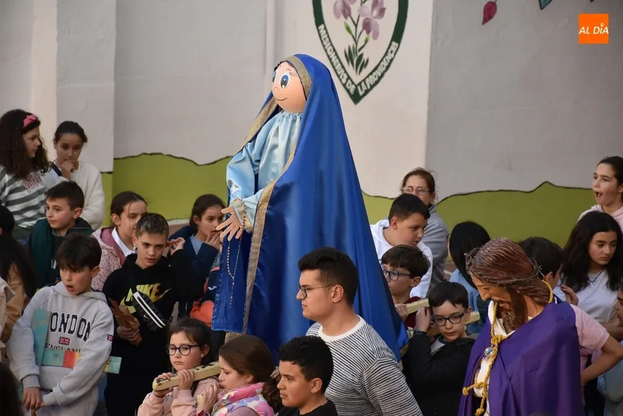 Foto 5 - Un centenar de ni&ntilde;os procesiona los primeros pasos semanasanteros