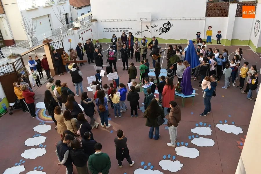 Foto 8 - Un centenar de ni&ntilde;os procesiona los primeros pasos semanasanteros