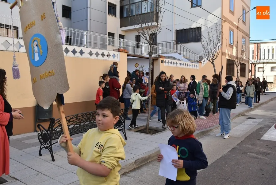 Foto 10 - Un centenar de ni&ntilde;os procesiona los primeros pasos semanasanteros