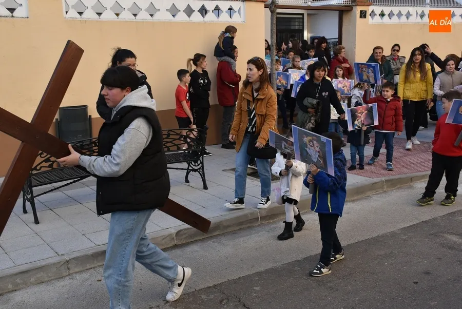Foto 11 - Un centenar de ni&ntilde;os procesiona los primeros pasos semanasanteros