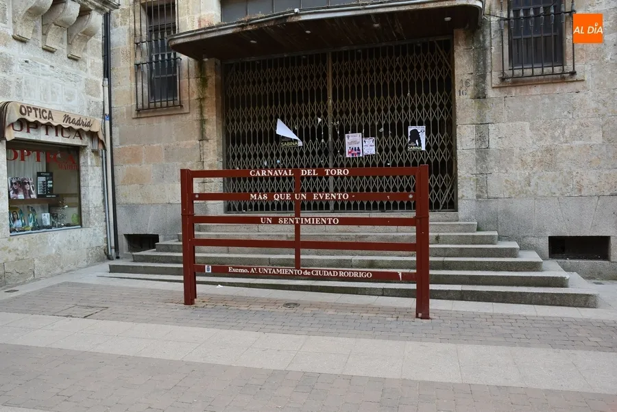 Foto 6 - La aguja &lsquo;sentimental&rsquo; de la calle Madrid se queda como &uacute;nico resto carnavalero dentro de murallas