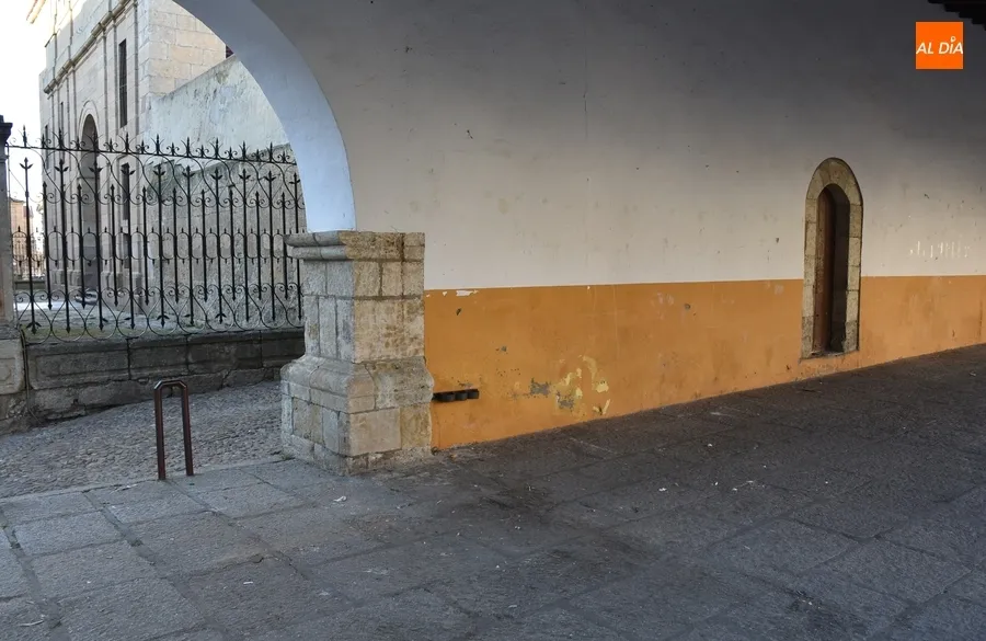 Foto 4 - La aguja &lsquo;sentimental&rsquo; de la calle Madrid se queda como &uacute;nico resto carnavalero dentro de murallas