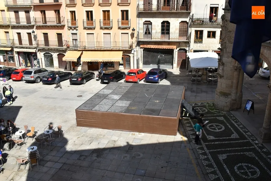 Foto 4 - Montado un escenario en la Plaza Mayor, donde no se podr&aacute; aparcar en la ma&ntilde;ana sabatina