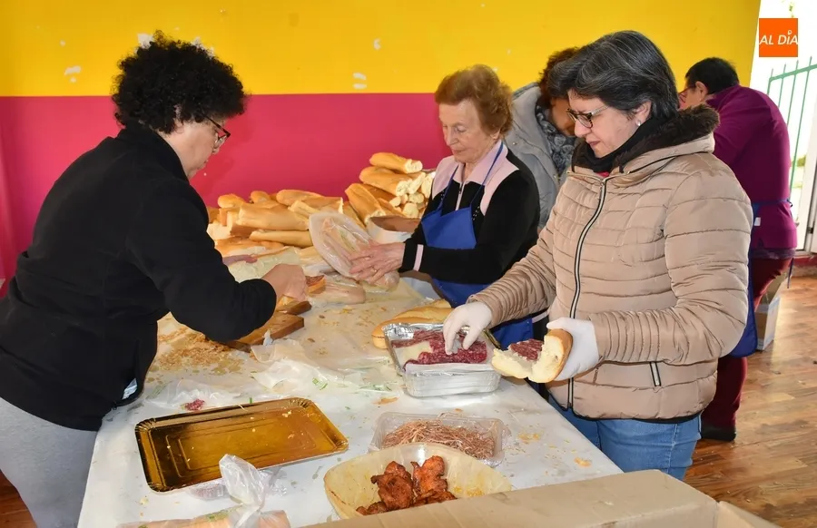 Foto 9 - Nuevo exitazo de la Operaci&oacute;n Bocata con 1.000 bocadillos repartidos
