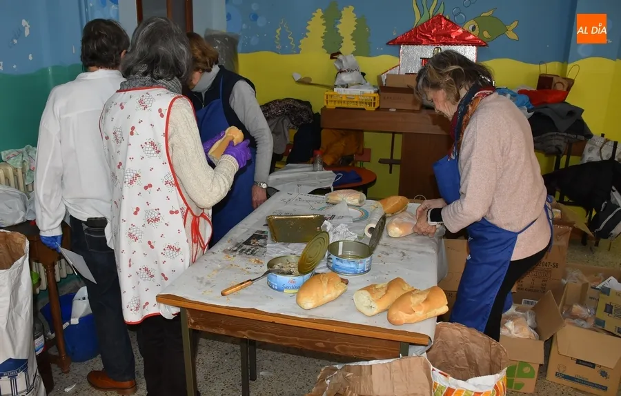 Foto 10 - Nuevo exitazo de la Operaci&oacute;n Bocata con 1.000 bocadillos repartidos