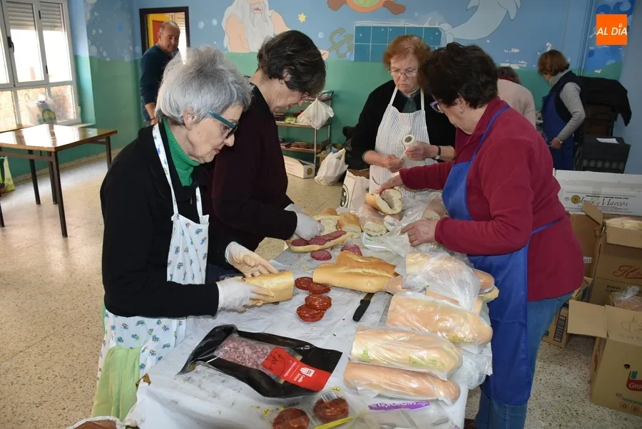 Foto 11 - Nuevo exitazo de la Operaci&oacute;n Bocata con 1.000 bocadillos repartidos