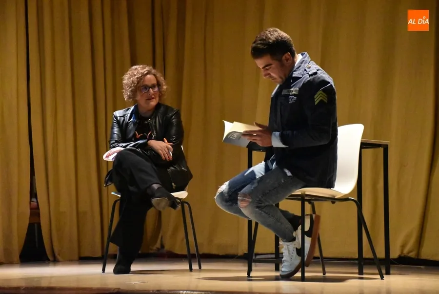 Foto 4 - Lleno en la presentaci&oacute;n con formato de charla del nuevo libro de Alberto Gal&aacute;n