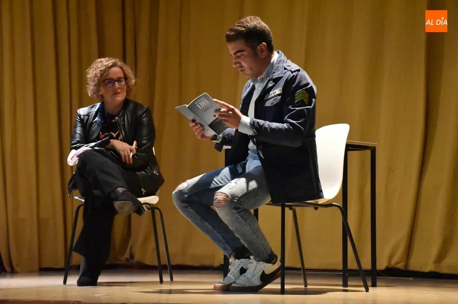Foto 5 - Lleno en la presentaci&oacute;n con formato de charla del nuevo libro de Alberto Gal&aacute;n