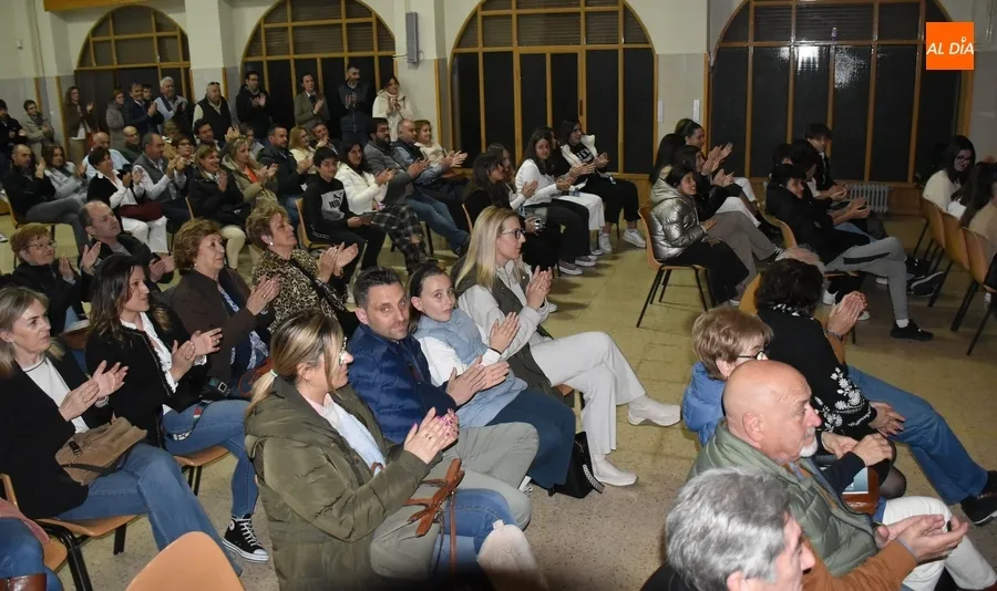 Foto 7 - Lleno en la presentaci&oacute;n con formato de charla del nuevo libro de Alberto Gal&aacute;n