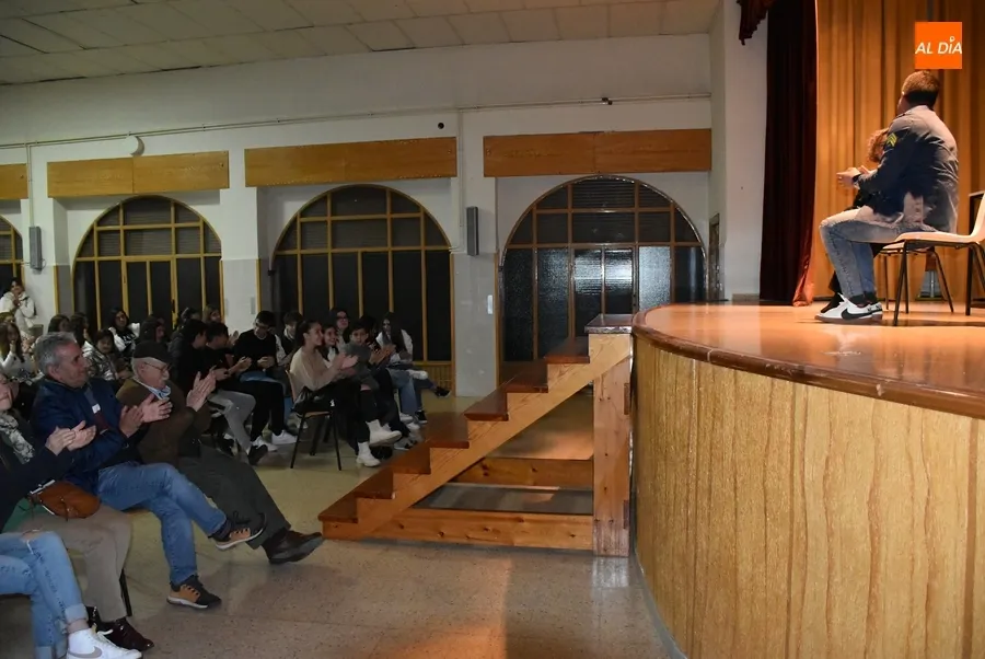 Foto 8 - Lleno en la presentaci&oacute;n con formato de charla del nuevo libro de Alberto Gal&aacute;n
