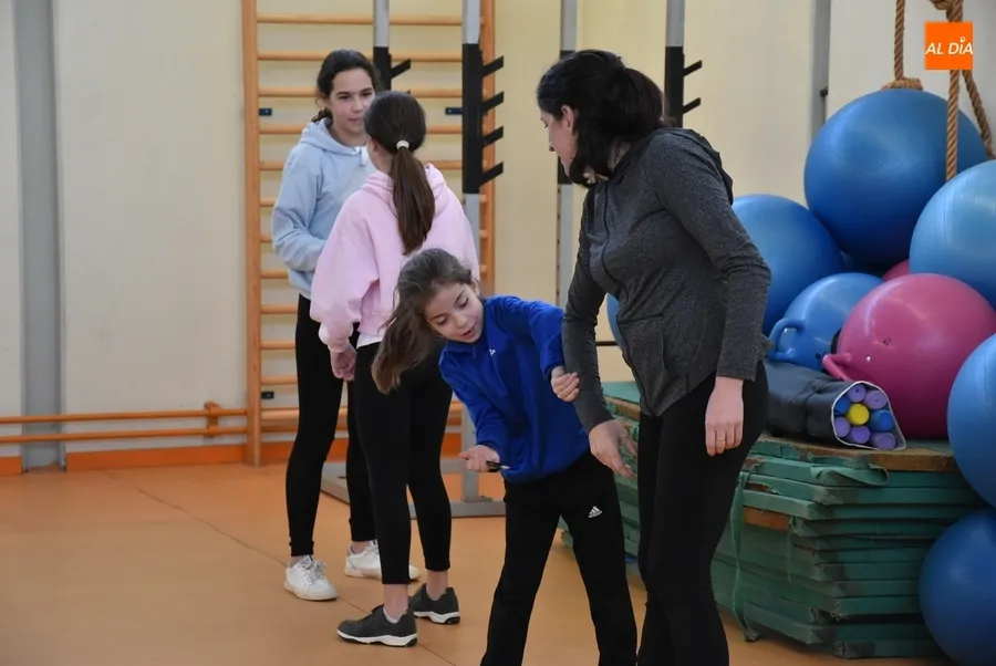 Foto 9 - Cerca de medio centenar de mujeres aprende a zafarse de agarrones