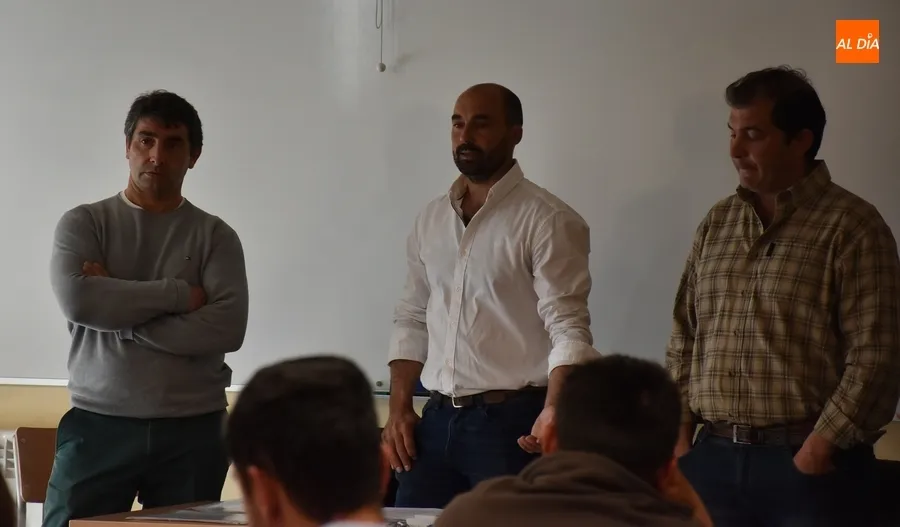 Foto 5 - Alt&iacute;sima asistencia a una reuni&oacute;n de ganaderos en contra del protocolo de saneamiento 