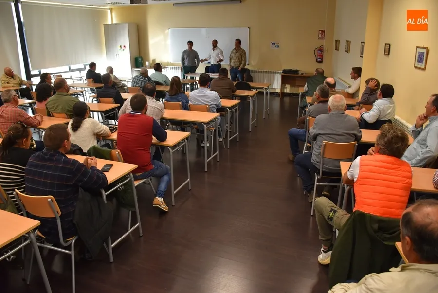 Foto 4 - Alt&iacute;sima asistencia a una reuni&oacute;n de ganaderos en contra del protocolo de saneamiento 
