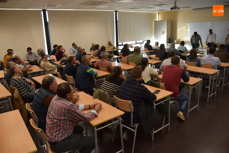 Foto 3 - Alt&iacute;sima asistencia a una reuni&oacute;n de ganaderos en contra del protocolo de saneamiento 