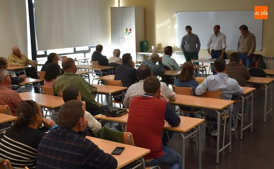 Foto 2 - Alt&iacute;sima asistencia a una reuni&oacute;n de ganaderos en contra del protocolo de saneamiento 