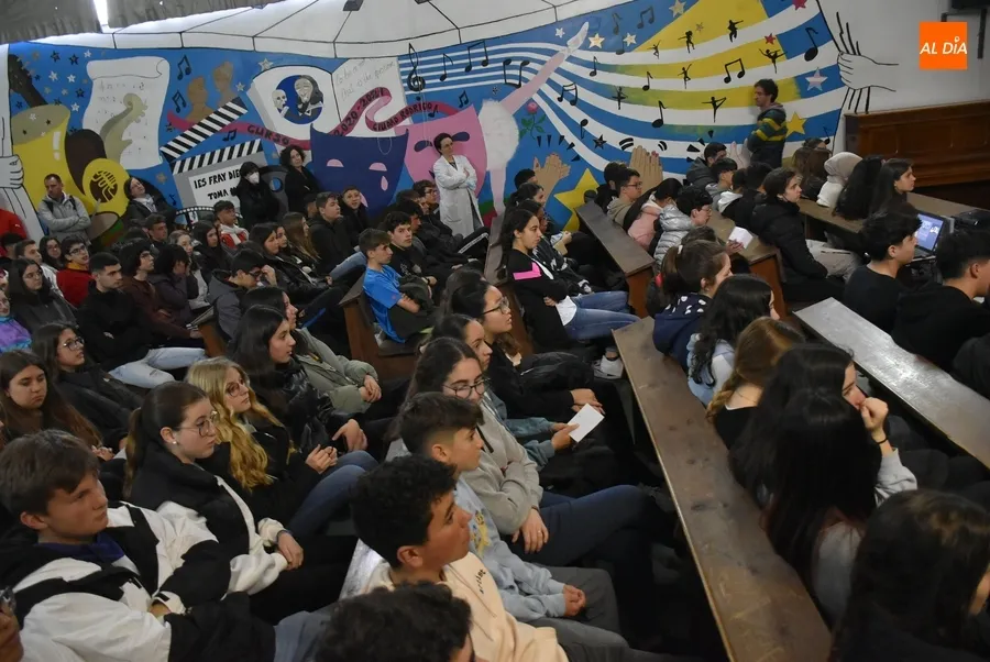Foto 3 - Un nieto de Miguel Delibes evoca la figura de su abuelo en el IES Fray Diego Tadeo