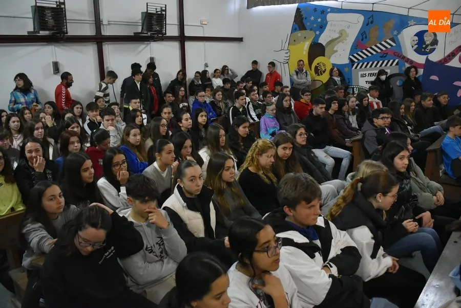 Foto 4 - Un nieto de Miguel Delibes evoca la figura de su abuelo en el IES Fray Diego Tadeo