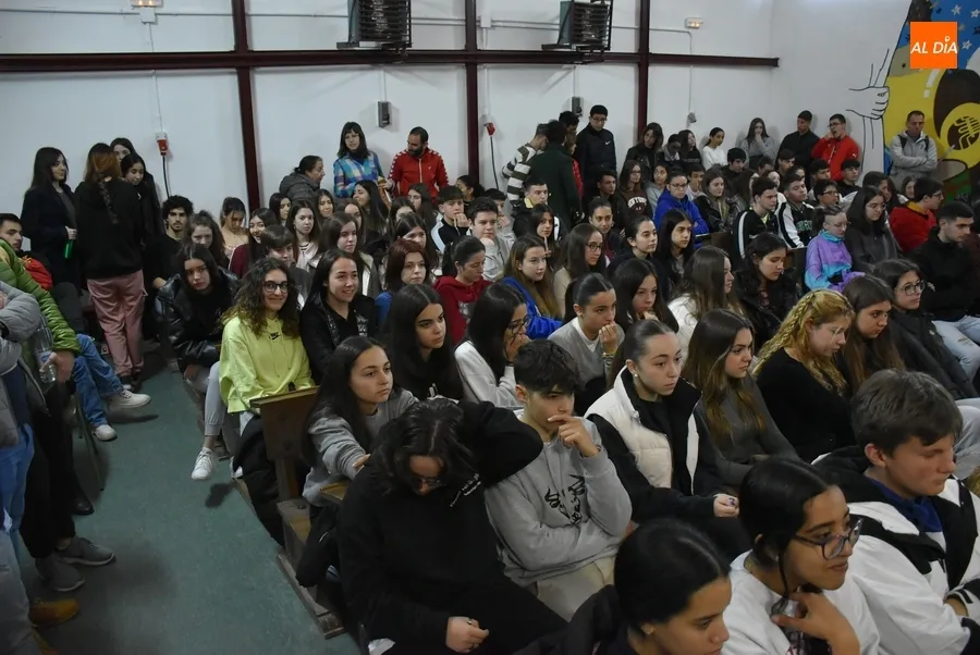 Foto 5 - Un nieto de Miguel Delibes evoca la figura de su abuelo en el IES Fray Diego Tadeo