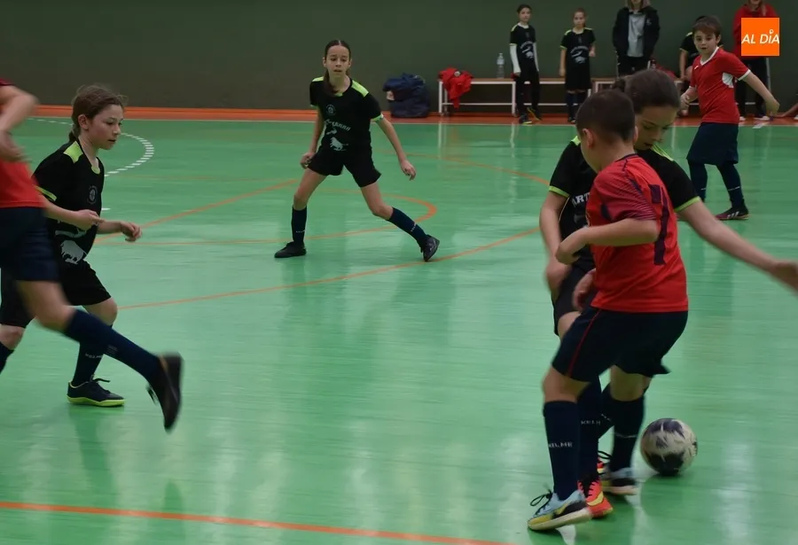 Foto 5 - #M | 11-12 MAR | El equipo Femenino del III Columnas remonta el derby alev&iacute;n de los Juegos Escolares