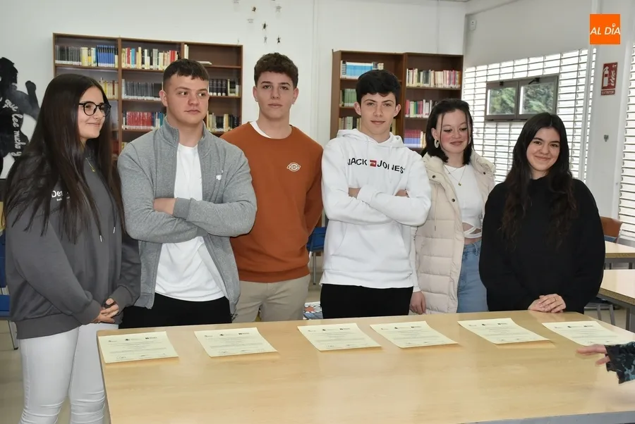 Foto 2 - La 5&ordf; generaci&oacute;n British del IES Tierra recibe sus certificados acreditativos