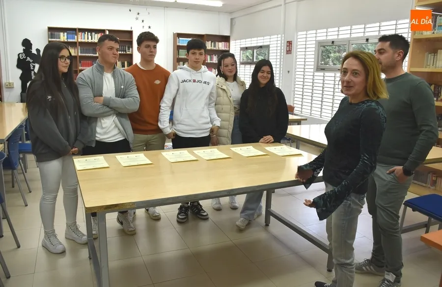 Foto 3 - La 5&ordf; generaci&oacute;n British del IES Tierra recibe sus certificados acreditativos