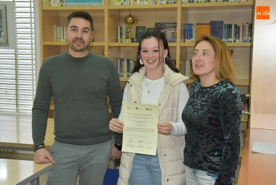 Foto 5 - La 5&ordf; generaci&oacute;n British del IES Tierra recibe sus certificados acreditativos