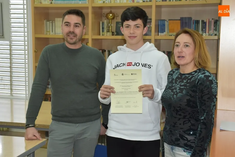 Foto 6 - La 5&ordf; generaci&oacute;n British del IES Tierra recibe sus certificados acreditativos