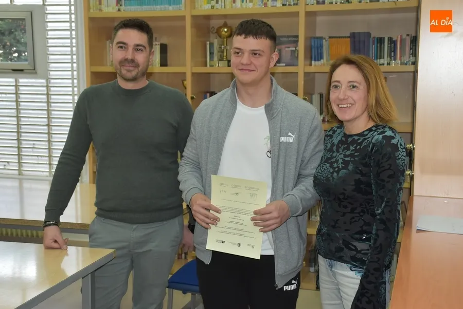 Foto 8 - La 5&ordf; generaci&oacute;n British del IES Tierra recibe sus certificados acreditativos
