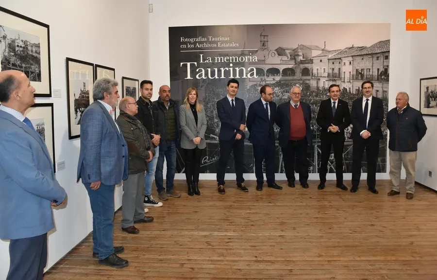Foto 3 - Fotograf&iacute;as hist&oacute;ricas del Carnaval sobresalen en la exposici&oacute;n de im&aacute;genes taurinas antiguas