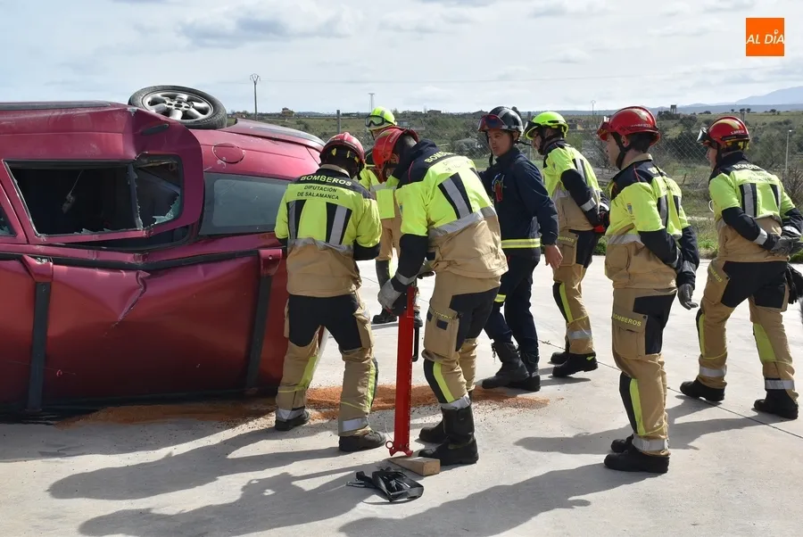 Foto 2 - Los Bomberos aprenden a actuar en accidentes con veh&iacute;culos de energ&iacute;as alternativas