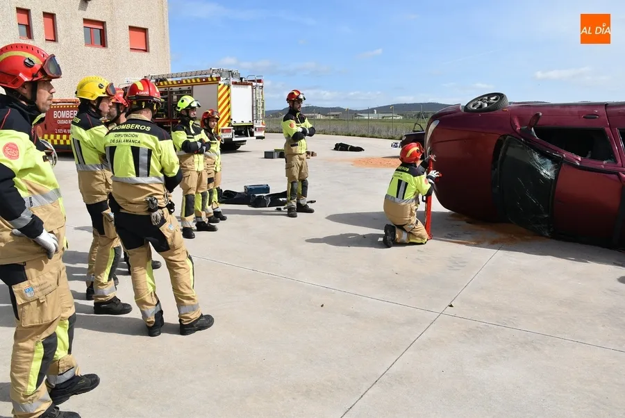 Foto 3 - Los Bomberos aprenden a actuar en accidentes con veh&iacute;culos de energ&iacute;as alternativas