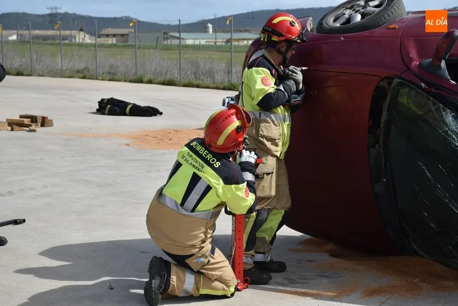 Foto 4 - Los Bomberos aprenden a actuar en accidentes con veh&iacute;culos de energ&iacute;as alternativas