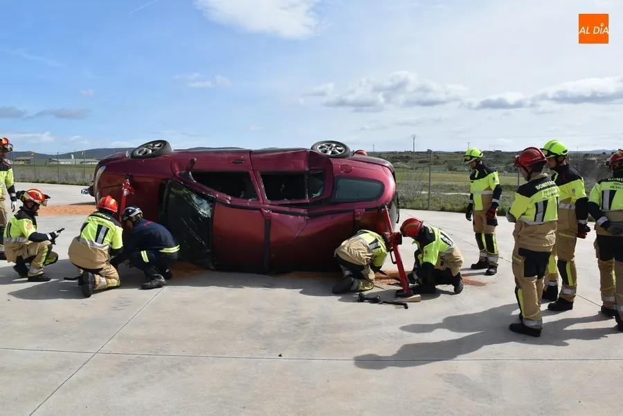Foto 5 - Los Bomberos aprenden a actuar en accidentes con veh&iacute;culos de energ&iacute;as alternativas
