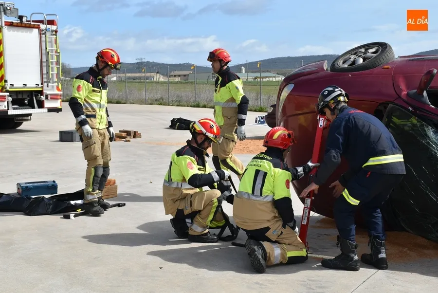 Foto 6 - Los Bomberos aprenden a actuar en accidentes con veh&iacute;culos de energ&iacute;as alternativas