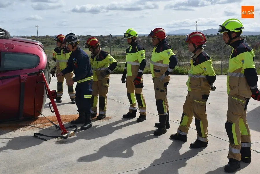 Foto 7 - Los Bomberos aprenden a actuar en accidentes con veh&iacute;culos de energ&iacute;as alternativas