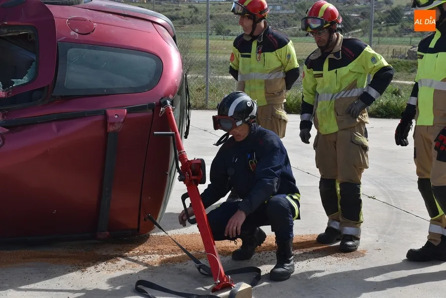 Foto 8 - Los Bomberos aprenden a actuar en accidentes con veh&iacute;culos de energ&iacute;as alternativas