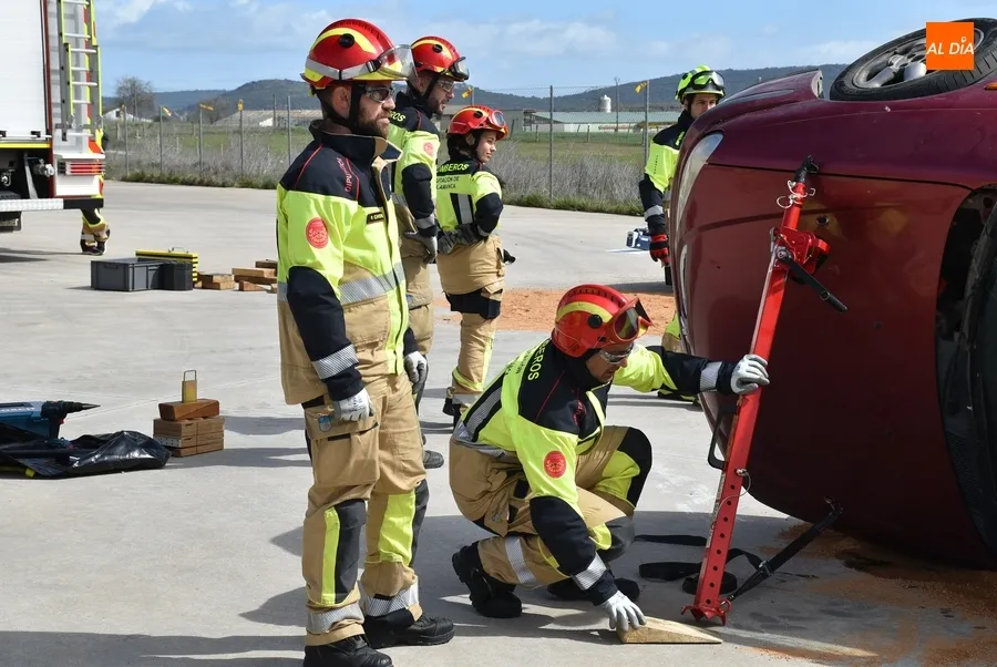 Foto 9 - Los Bomberos aprenden a actuar en accidentes con veh&iacute;culos de energ&iacute;as alternativas