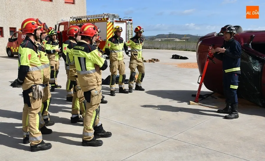 Foto 10 - Los Bomberos aprenden a actuar en accidentes con veh&iacute;culos de energ&iacute;as alternativas