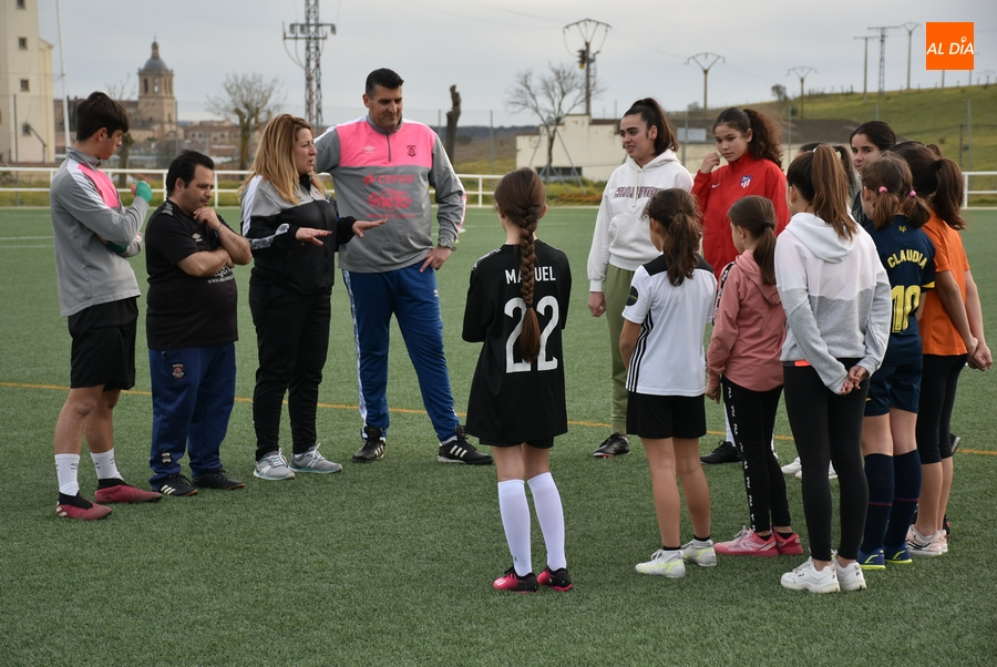 Foto 2 - Inicia su andadura el nuevo equipo Femenino del Ciudad Rodrigo CF