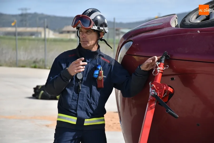 Foto 11 - Los Bomberos aprenden a actuar en accidentes con veh&iacute;culos de energ&iacute;as alternativas