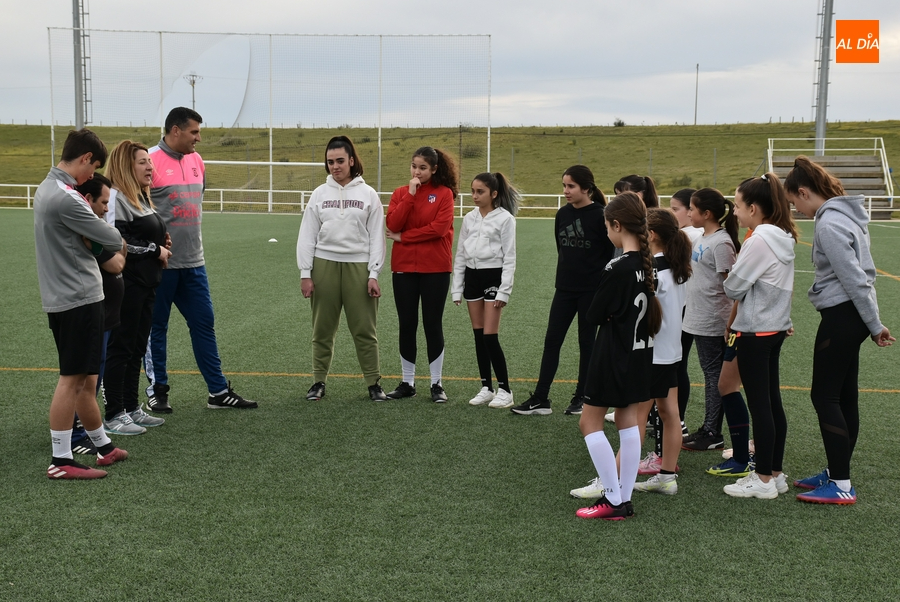 Foto 5 - Inicia su andadura el nuevo equipo Femenino del Ciudad Rodrigo CF