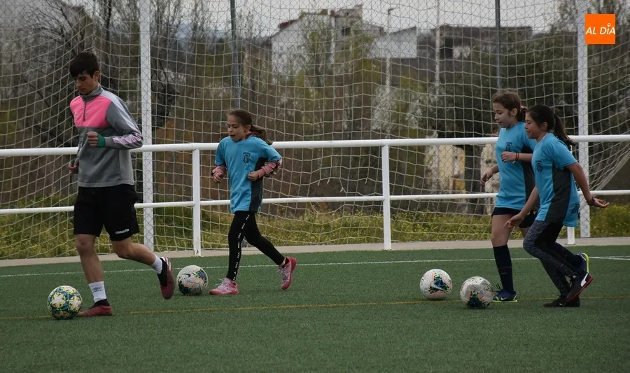 Foto 10 - Inicia su andadura el nuevo equipo Femenino del Ciudad Rodrigo CF