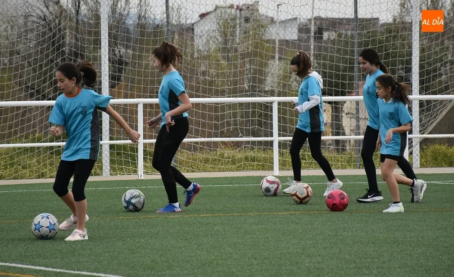Foto 11 - Inicia su andadura el nuevo equipo Femenino del Ciudad Rodrigo CF