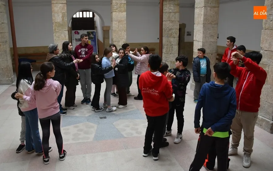 Foto 2 - Una divertida sesi&oacute;n de juegos inaugura los actos por el D&iacute;a del Seminario