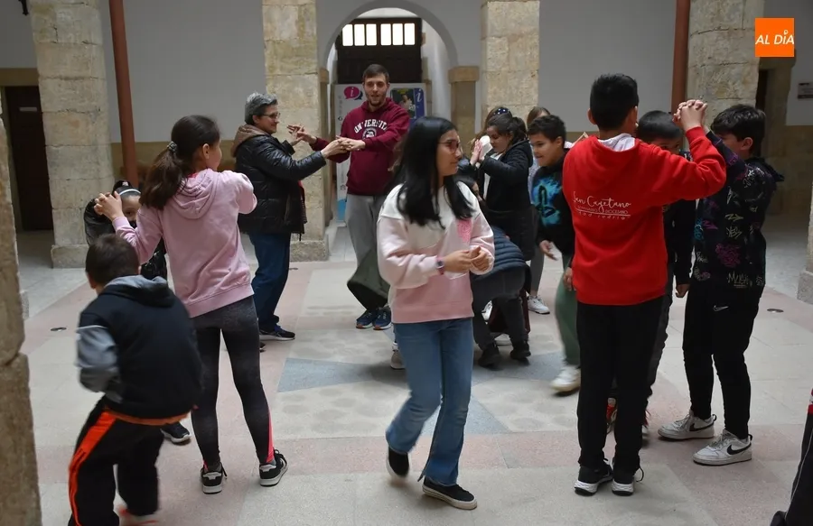 Foto 3 - Una divertida sesi&oacute;n de juegos inaugura los actos por el D&iacute;a del Seminario