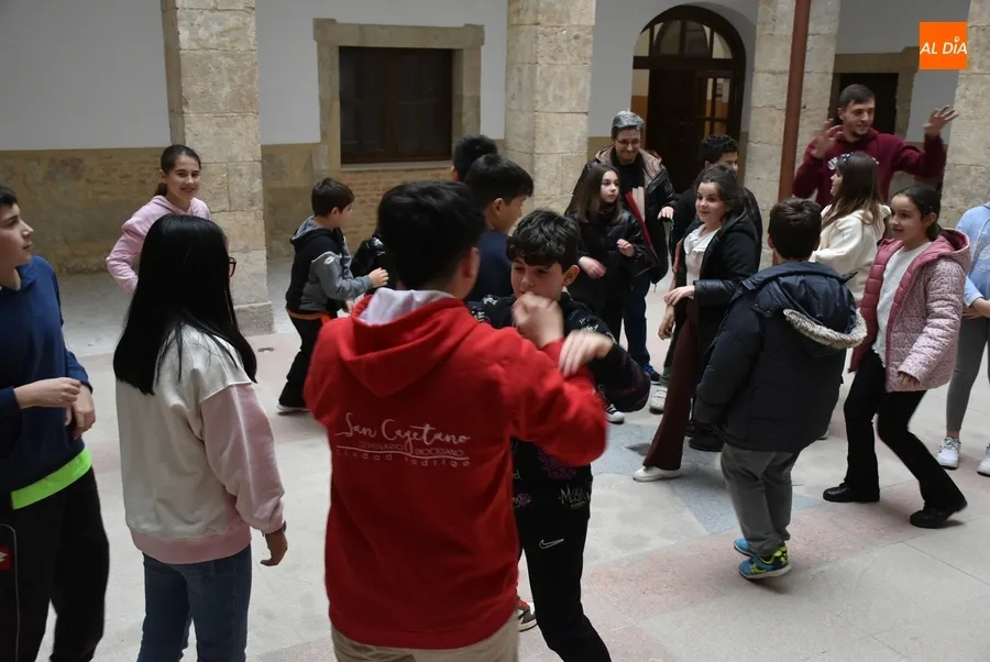 Foto 4 - Una divertida sesi&oacute;n de juegos inaugura los actos por el D&iacute;a del Seminario