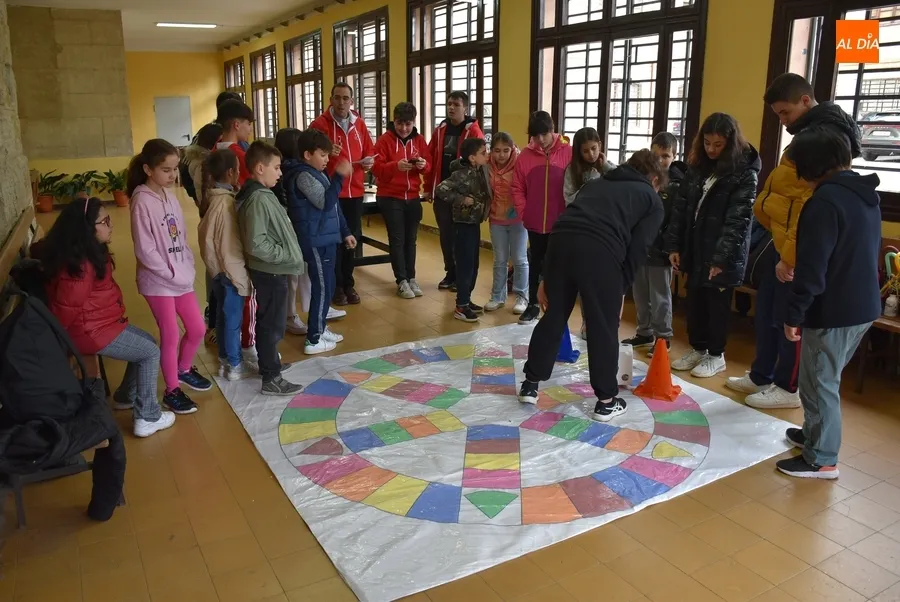 Foto 5 - Una divertida sesi&oacute;n de juegos inaugura los actos por el D&iacute;a del Seminario