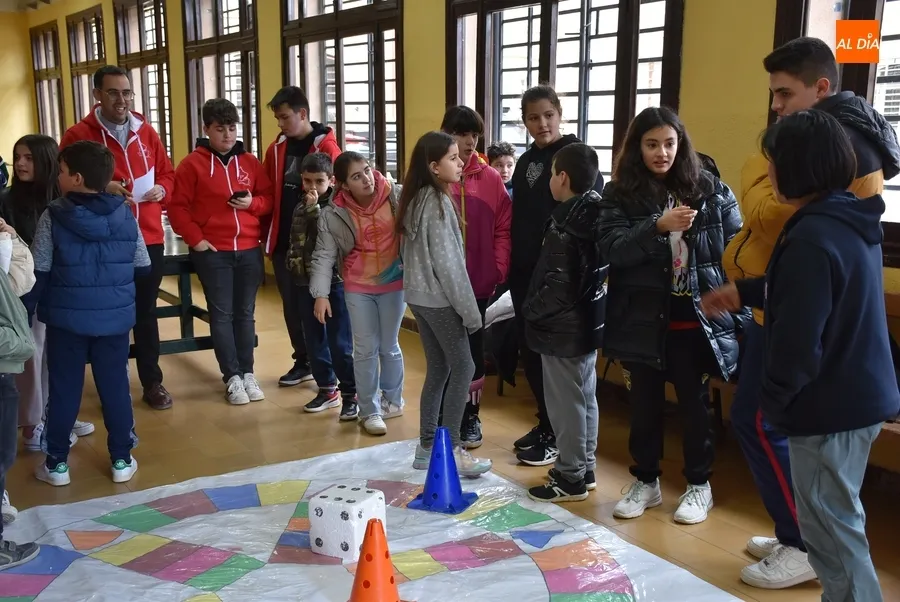 Foto 9 - Una divertida sesi&oacute;n de juegos inaugura los actos por el D&iacute;a del Seminario