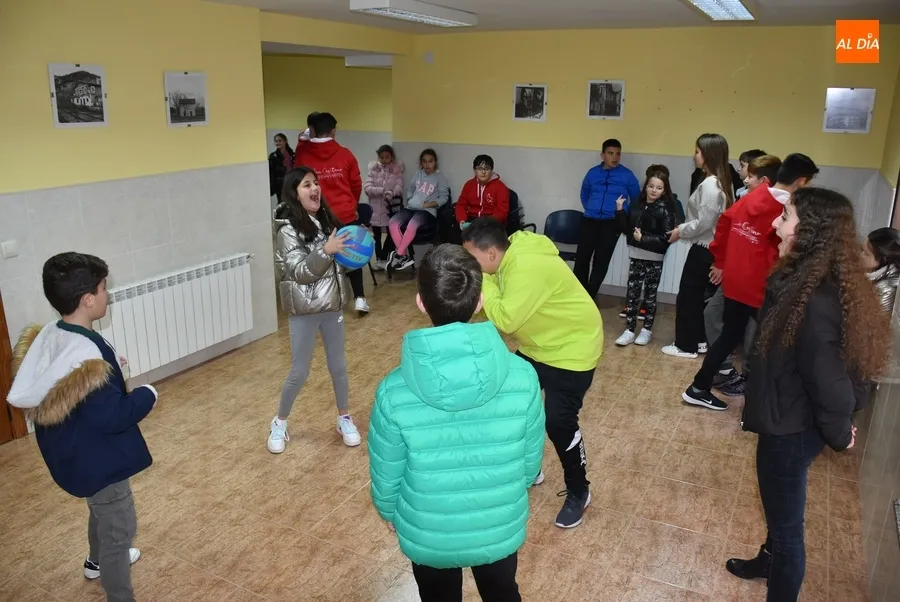 Foto 11 - Una divertida sesi&oacute;n de juegos inaugura los actos por el D&iacute;a del Seminario