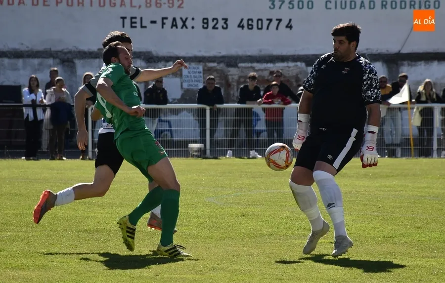Foto 6 - El Ciudad Rodrigo no se rinde y logra voltear un partido que se le hab&iacute;a puesto muy cuesta arriba